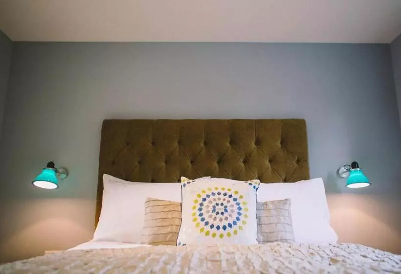 Aamiaismajoitus (B&B) The Hero