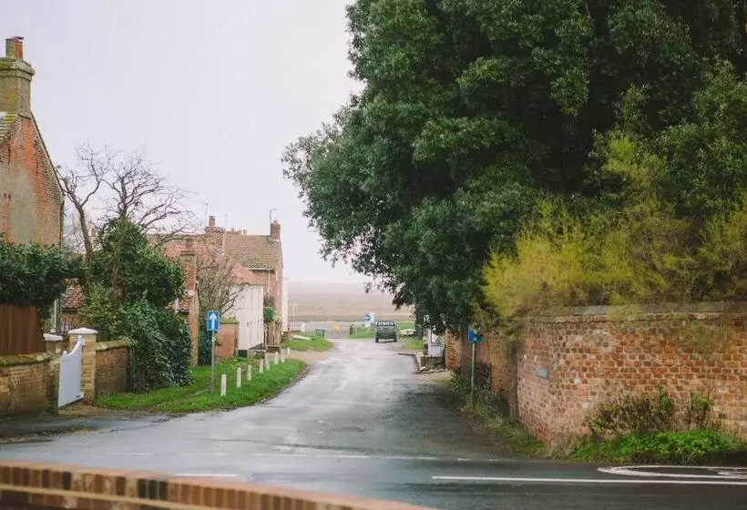 Aamiaismajoitus (B&B) The Hero