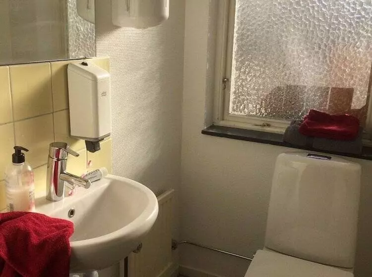 Hållsta Home Vandrarhem   Hostel