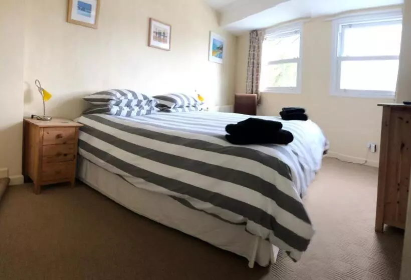 Aamiaismajoitus (B&B) Channel View Guest House