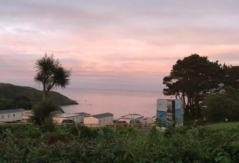 Aamiaismajoitus (B&B) Channel View Guest House