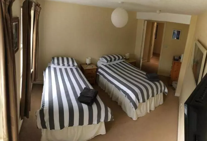 Aamiaismajoitus (B&B) Channel View Guest House