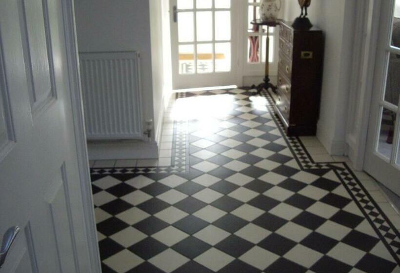 민박 The Coach House