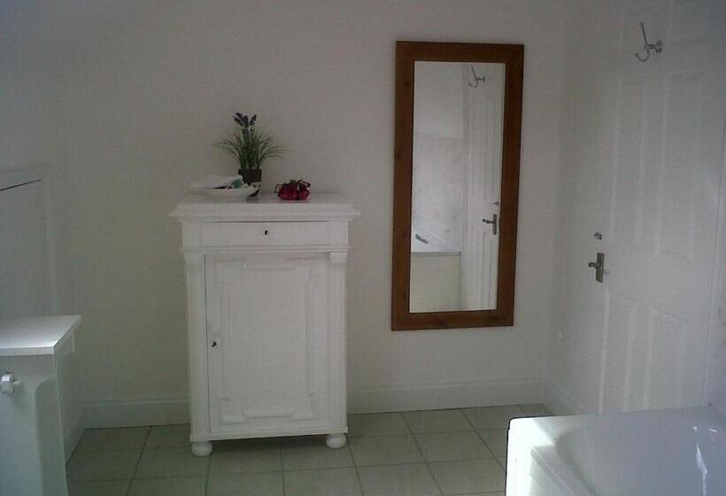 민박 The Coach House