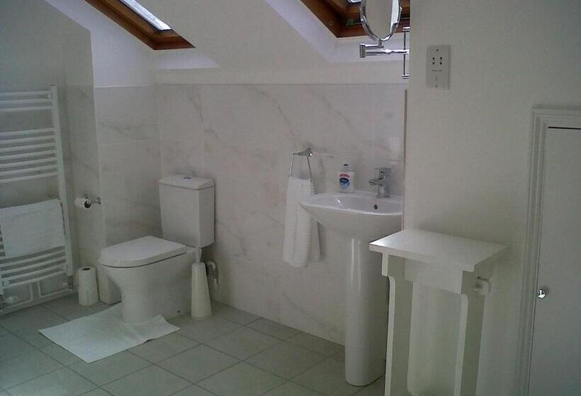 민박 The Coach House