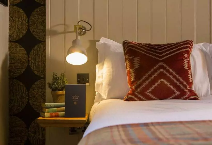 Hotelli The Curious Pig In The Parlour