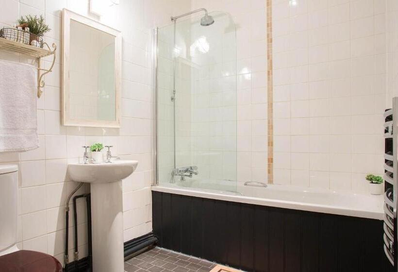 Hotelli The Curious Pig In The Parlour