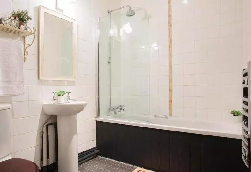 Hotelli The Curious Pig In The Parlour