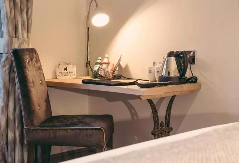 Hotelli The Curious Pig In The Parlour