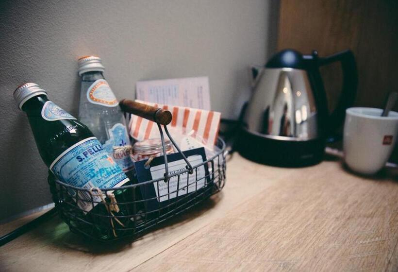 Hotelli The Curious Pig In The Parlour