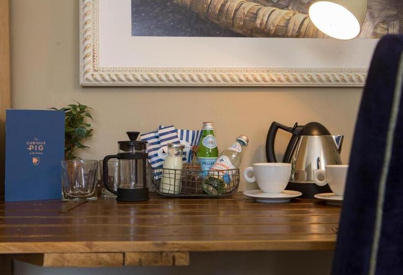 Hotelli The Curious Pig In The Parlour