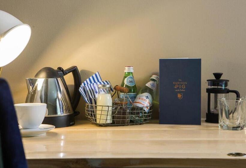 Hotelli The Curious Pig In The Parlour