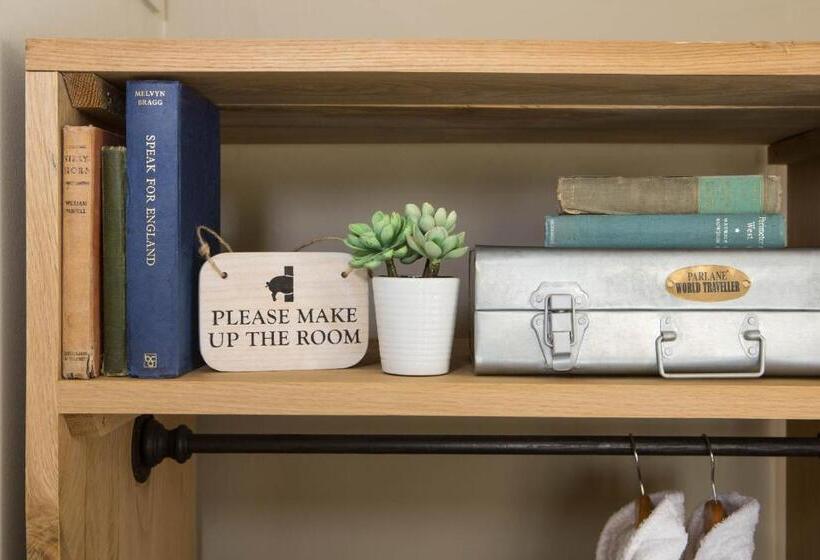 Hotelli The Curious Pig In The Parlour