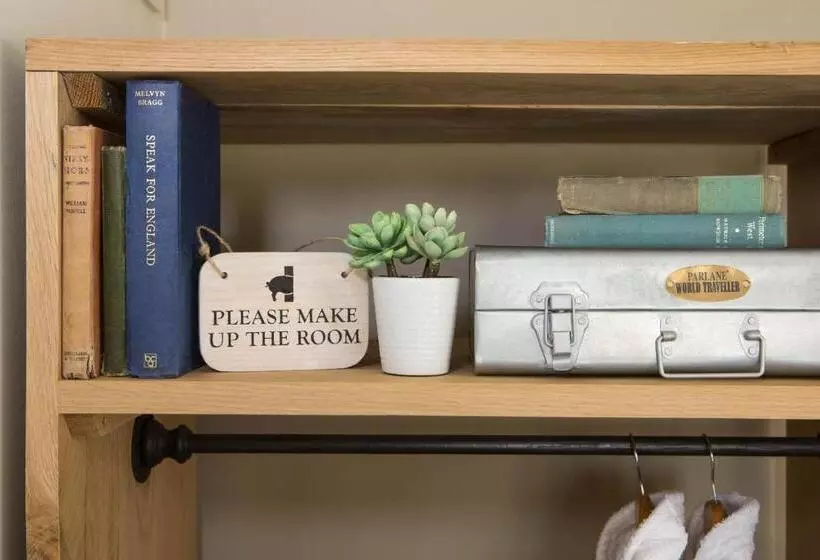 Hotelli The Curious Pig In The Parlour