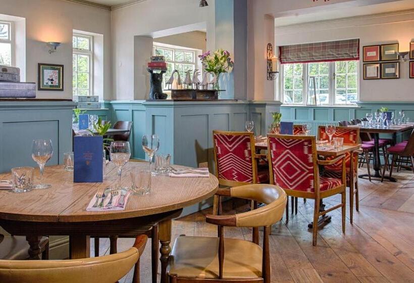 Hotelli The Curious Pig In The Parlour