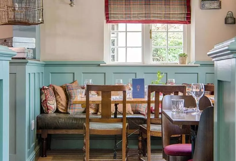 Hotelli The Curious Pig In The Parlour