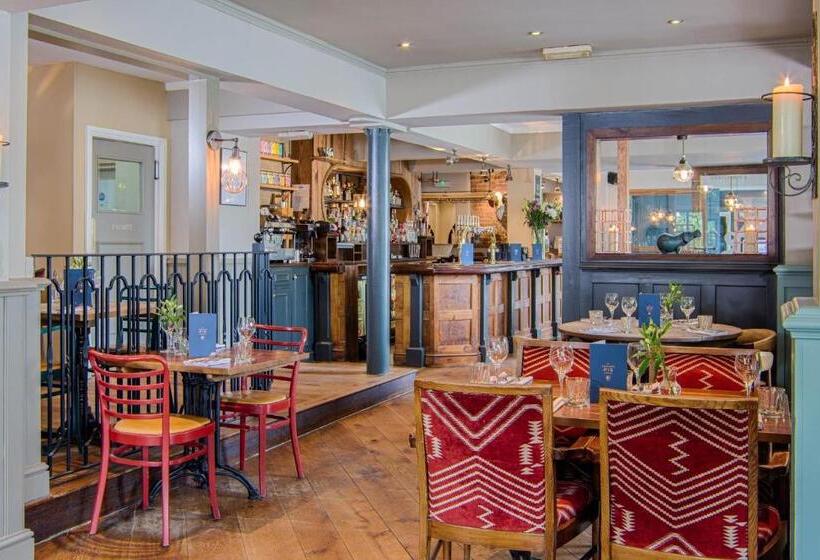 Hotelli The Curious Pig In The Parlour