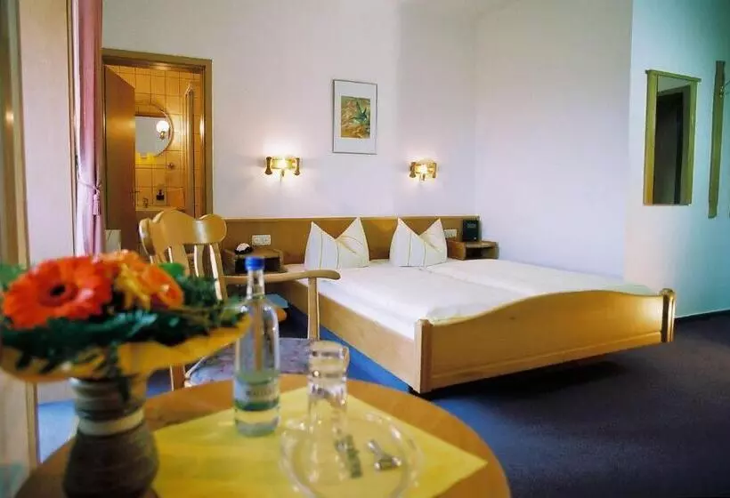 Hotelli Zum Schneekopf Garni