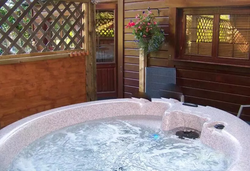 Majatalo Cypress Log Cabins Accommodation