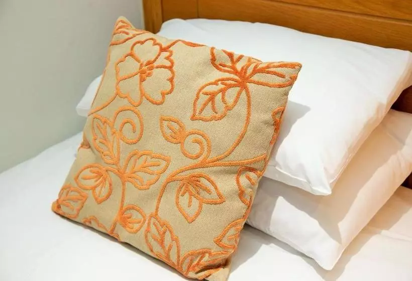 Отель Peacockes