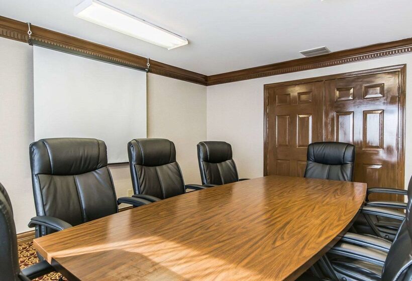 호텔 Quality Inn & Suites University Airport