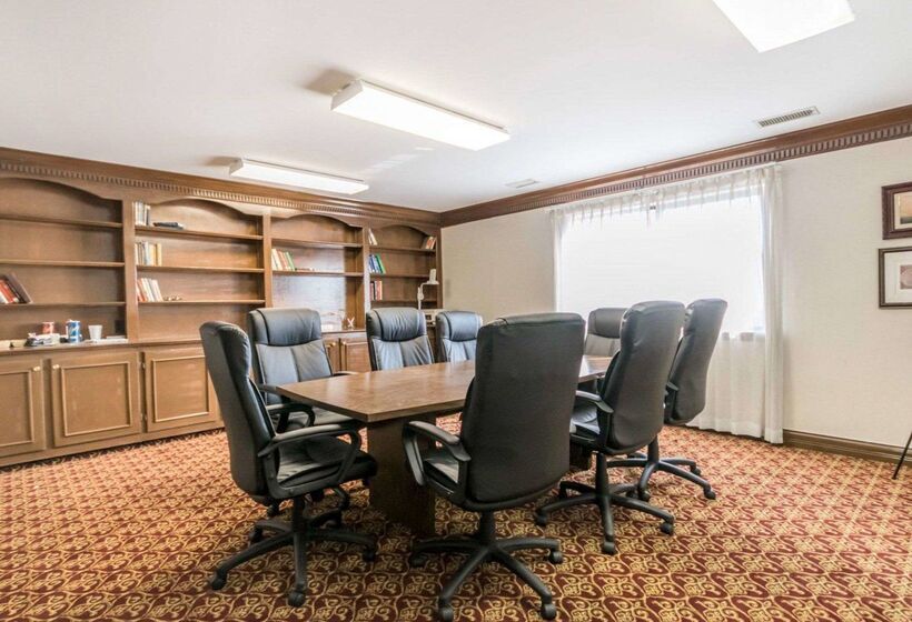 호텔 Quality Inn & Suites University Airport