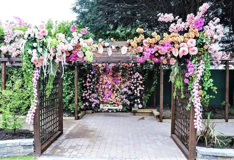 Отель The Lansdowne