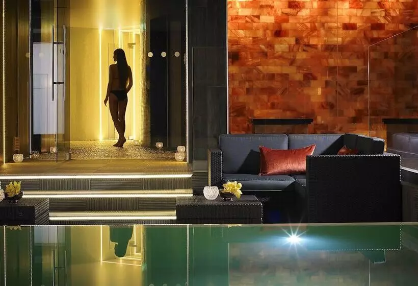 Отель Westport Coast