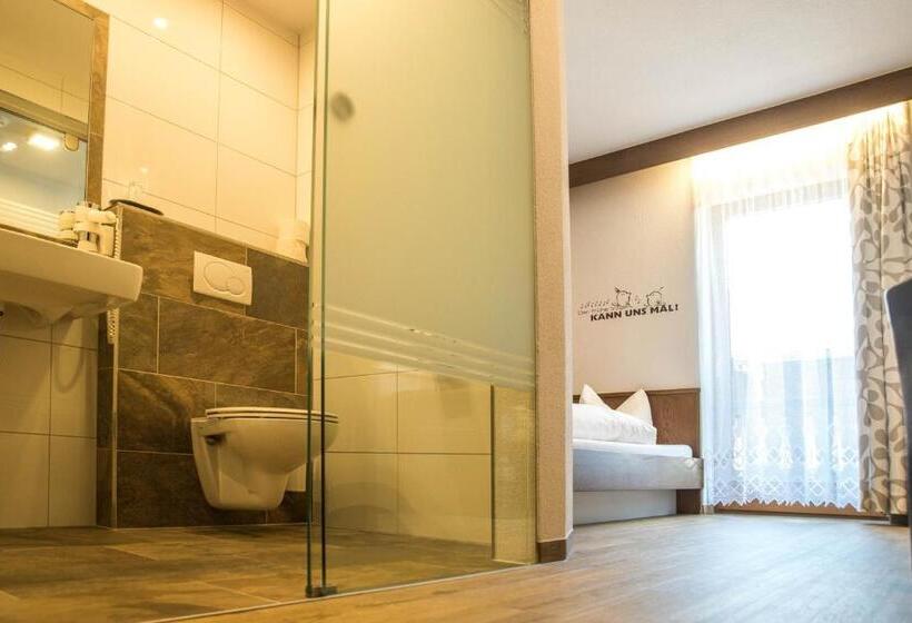 הוסטל Gasthof Pension Traube