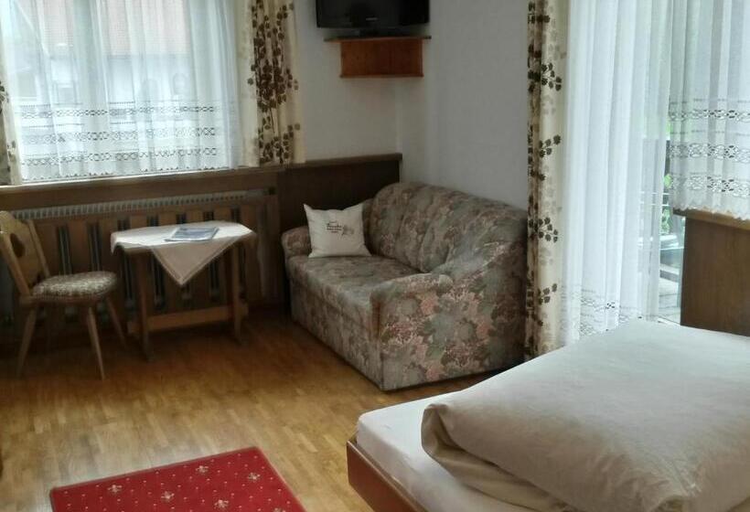 הוסטל Gasthof Pension Traube