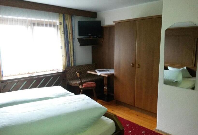 הוסטל Gasthof Pension Traube