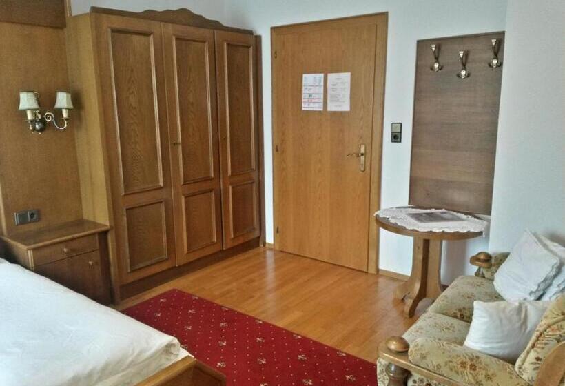 הוסטל Gasthof Pension Traube