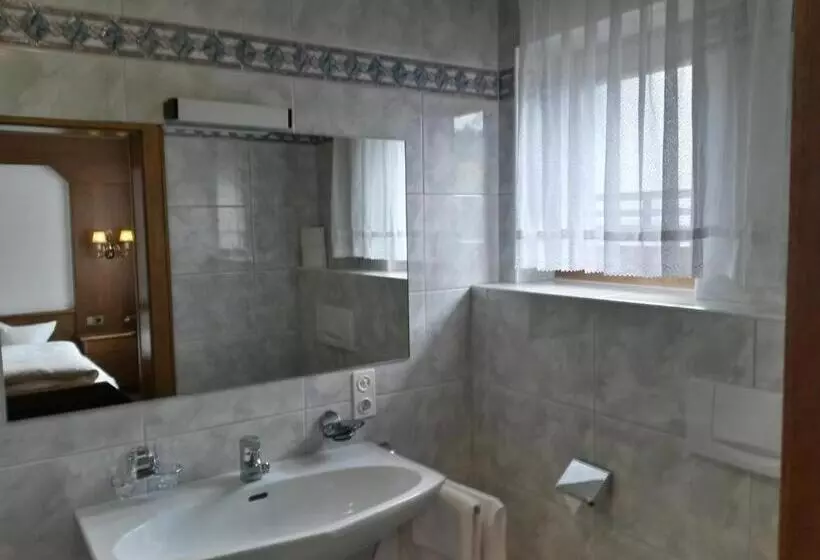 Retkeilymaja Gasthof Pension Traube