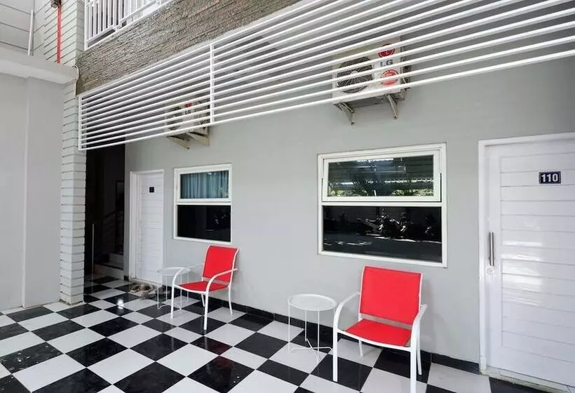 Hotelli Reddoorz Near Solo Square 3