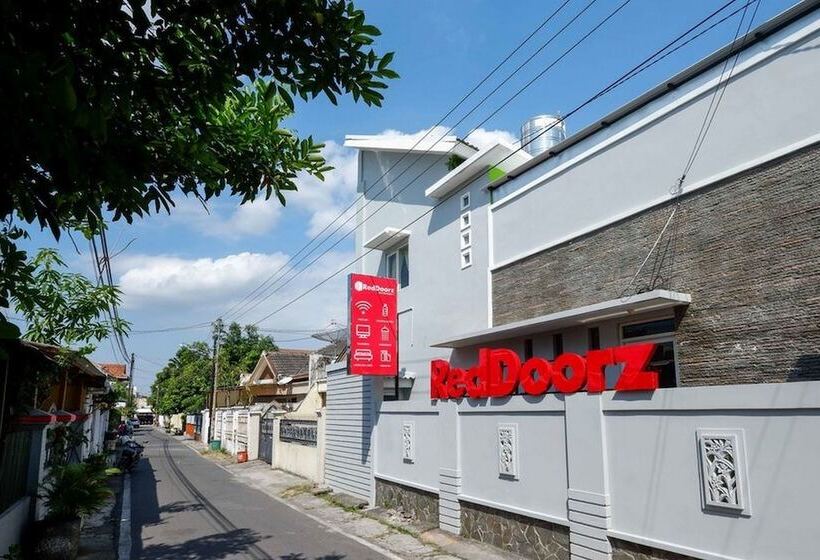 فندق Reddoorz Near Solo Square 3