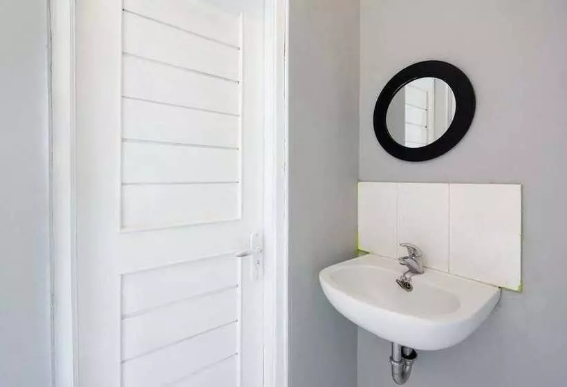 Hotelli Reddoorz Near Solo Square 3