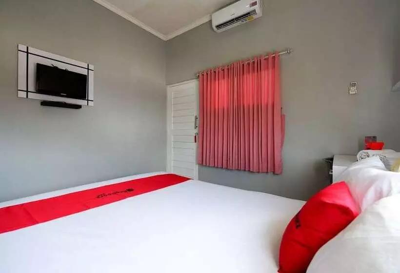 Hotelli Reddoorz Near Solo Square 3