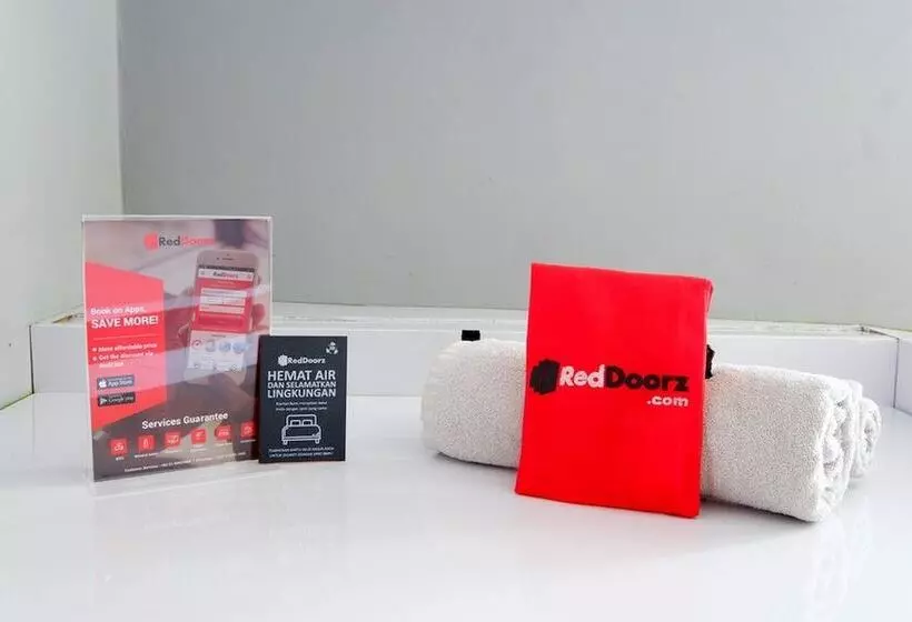 Hotelli Reddoorz Near Solo Square 3