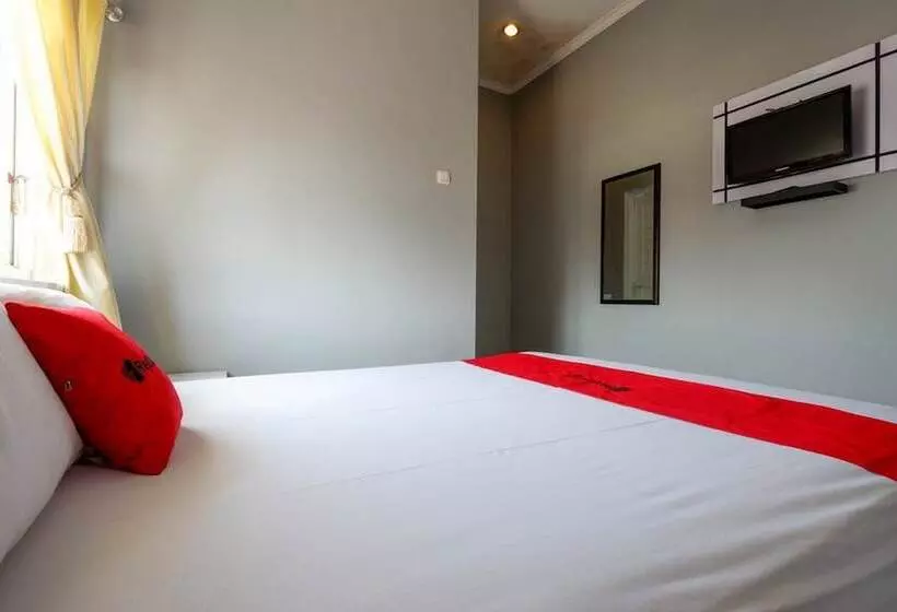 Hotelli Reddoorz Near Solo Square 3