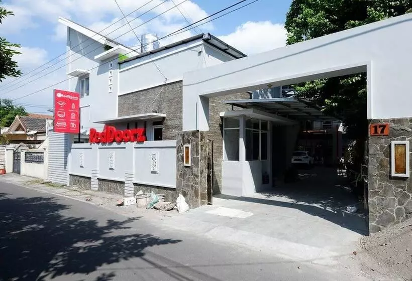 Hotelli Reddoorz Near Solo Square 3