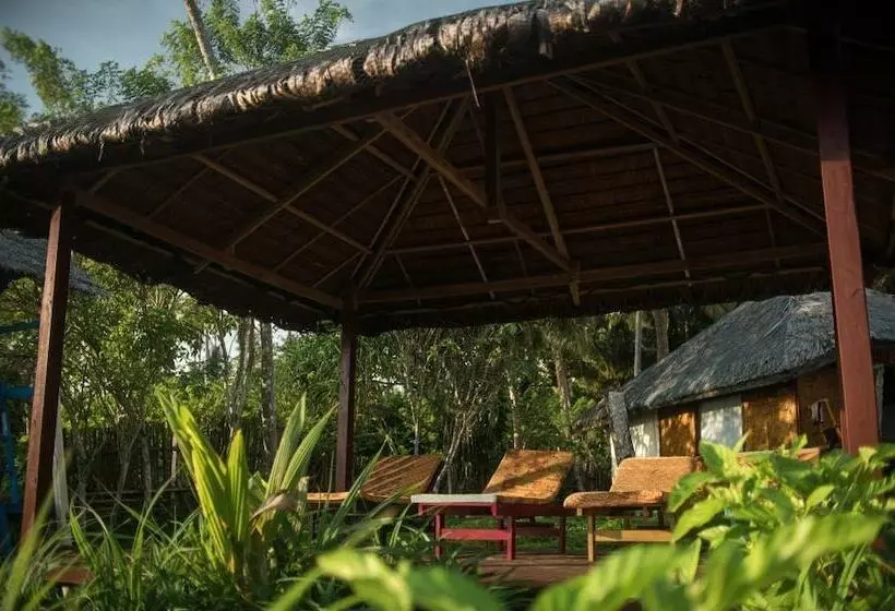 Hotelli Simeulue Surflodges