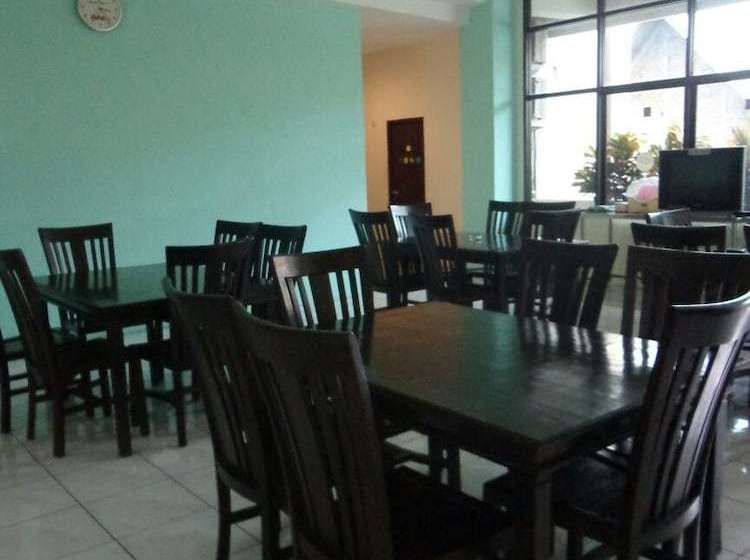 הוסטל Griya Surya Solo