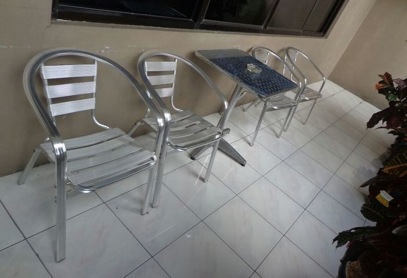 הוסטל Griya Surya Solo