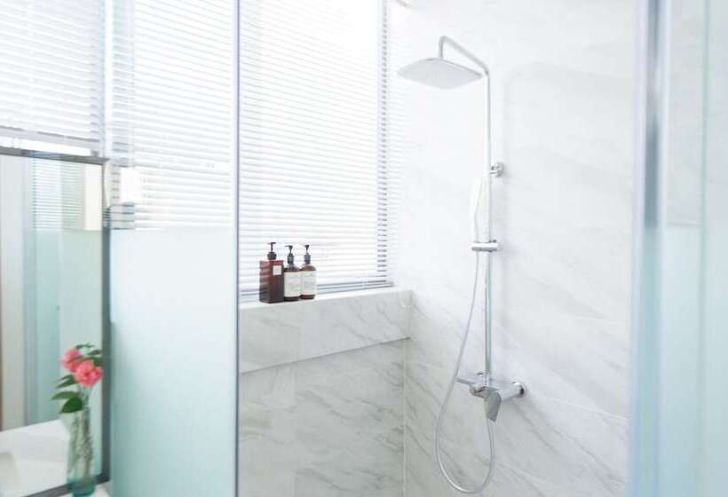 Отель White Waltz