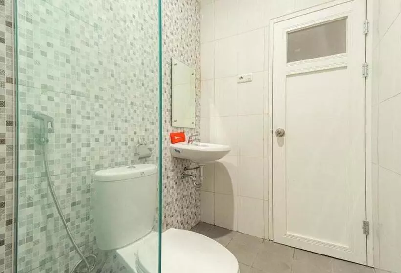 ペンション Reddoorz @ Binjai