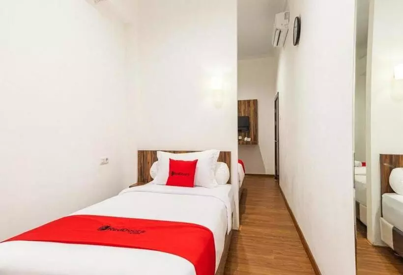 ペンション Reddoorz @ Binjai