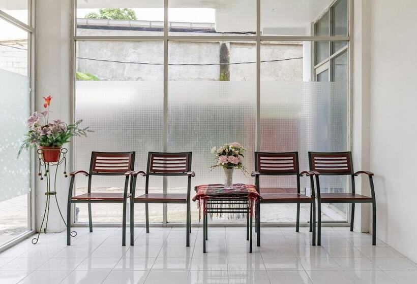 Panzió Reddoorz Plus @ Gunungsari Surabaya