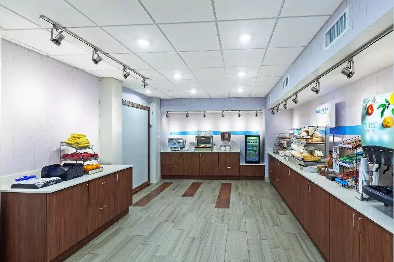 Holiday Inn Express Hotel & Suites Dallas Lewisville, An Ihg