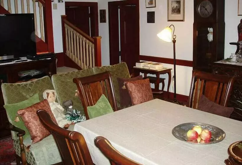 Historic Schoeneck Hotel B&b