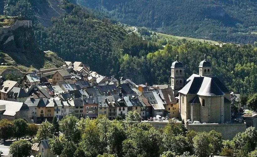 בית מלון כפרי Hôtel Cristol